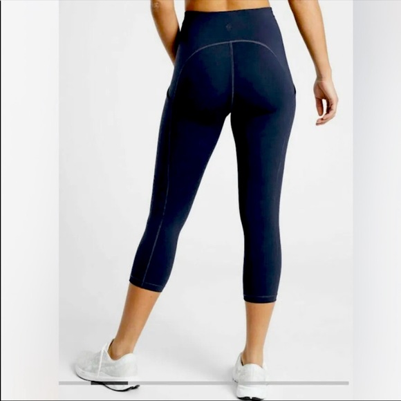Athleta Pants - Athleta Ultimate Stash Pocket Capri Size Medium